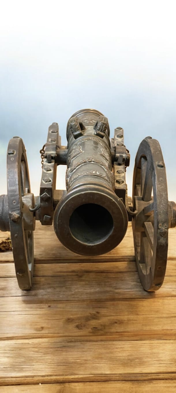 Две старинные бронзовые пушки, XVIII век