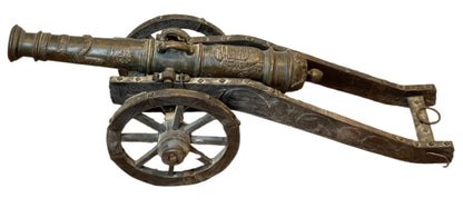 Две старинные бронзовые пушки, XVIII век