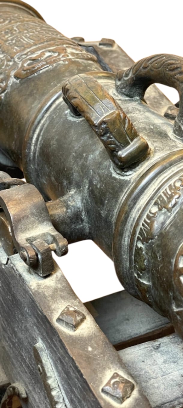 Две старинные бронзовые пушки, XVIII век