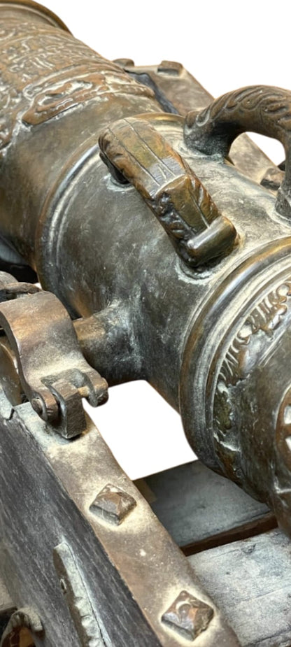 Две старинные бронзовые пушки, XVIII век